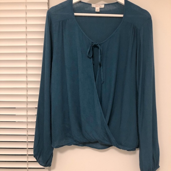 Sun & Shadow Blue long sleeve blouse- Size Large - Picture 4 of 9